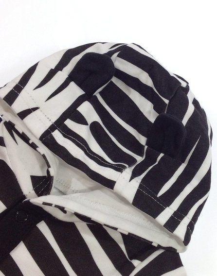 Zebra mintás kislány napzó