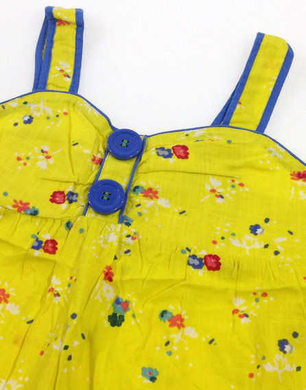 Next citromsárga virágos kislány atléta