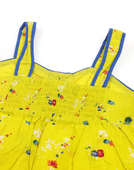 Next citromsárga virágos kislány atléta