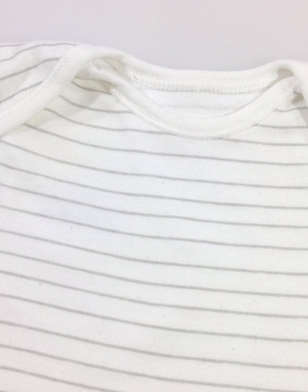 George szürke csíkos baba body