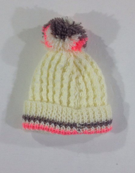 Kötött pompon díszítésű baba sapka