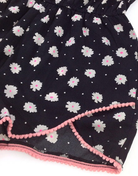 Y. d. fehér virágmintás rövidnadrágos ruha