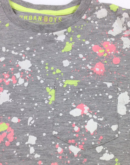 Matalan színes festék mintás kisfiú póló