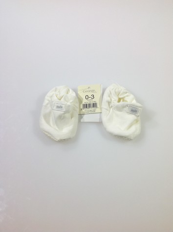 George törtfehér színű baba cipő