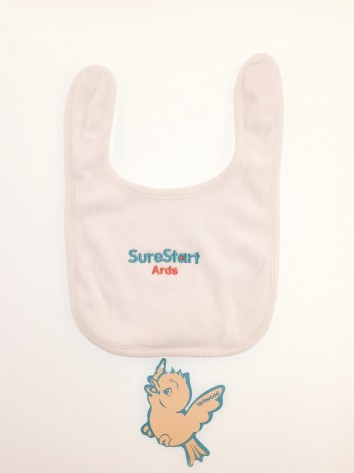 Larkwood fehér színű feliratos előke