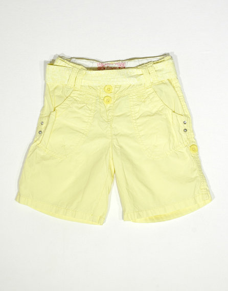 Sárga rövidnadrág mintás övvel