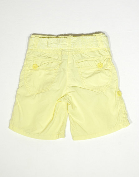 Sárga rövidnadrág mintás övvel
