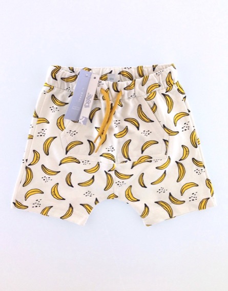 IDEXE kisfiú banánmintás fehér rövidnadrág