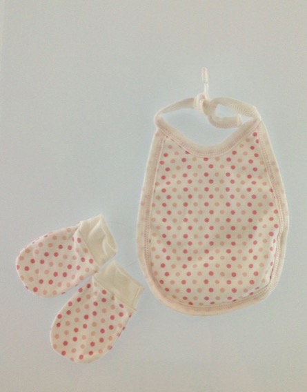 St. Bernard pöttyös fehér előke karmolásvédővel