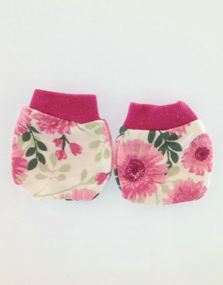 Virágmintás rózsaszín karmolásvédő