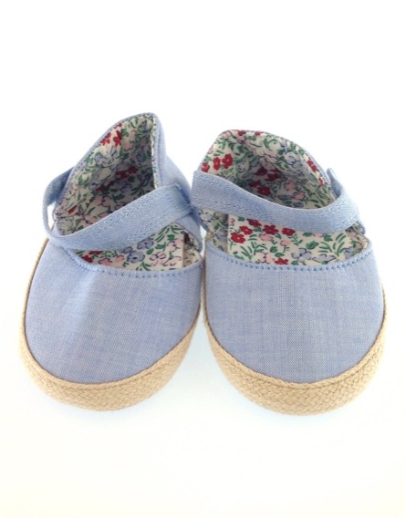 Virágmintás kék baba félcipő