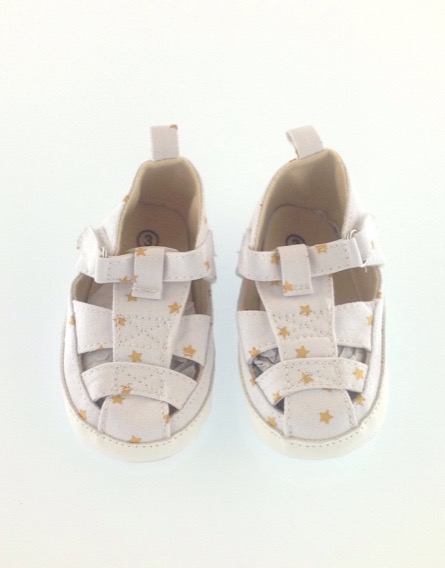 Csillagmintás fehér szandál