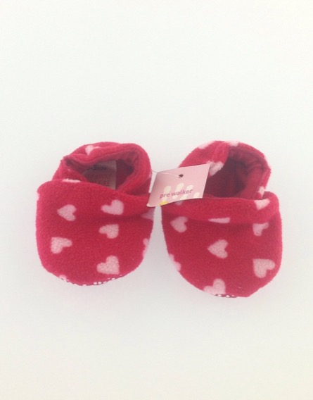 Szivecske mintás piros babacipő