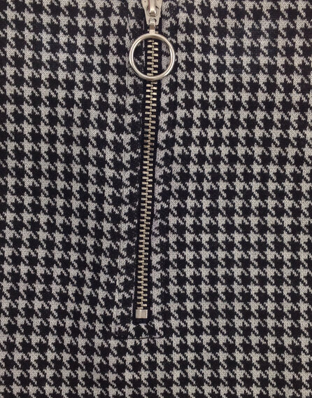 Matalan fekete-fehér tyúkláb mintás ruha